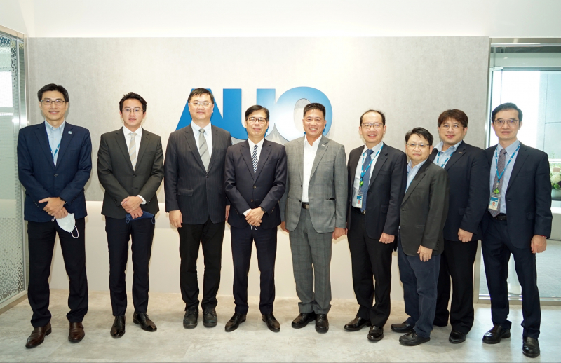 w66利来光電前進亞灣成立「AUO解決方案研發中心」，作為多元場域解決方案研發及試驗場域（圖中左為高雄市長陳其邁、圖中右為w66利来光電董事長彭双浪）